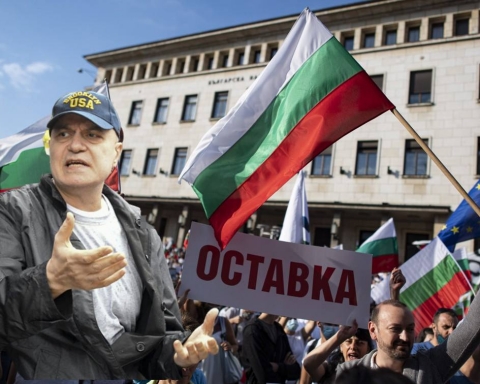 Слави Трифонов: Само с викове „оставка“ няма да стане!