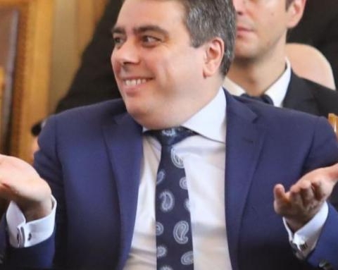 Скандал: Асен Василев няма висше образование?