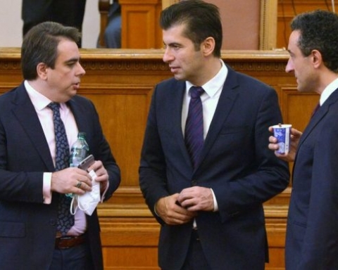 Извънредно! Ако Василев не успее да направи кабинет - цените на горивата падат рязко!