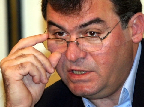 Признайте си, че не ставате за нищо, не боли. Ами не е влизал камион, бомбата е влязла и излязла