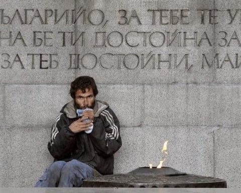 Държавата се срива, те си пишат евроактив