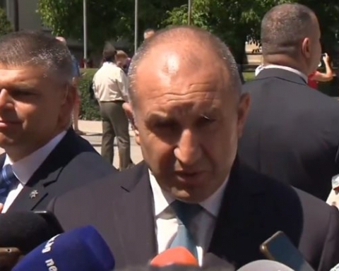 Радев: Борисов да каже къде отидоха чувалите с парите от неговите магистрали и защо се разпадат