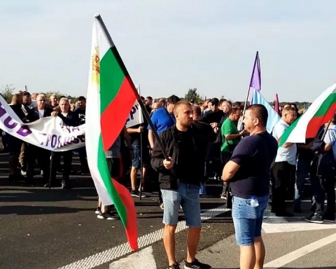 Властта се опита да купи протестиращите в енергетиката с обещание за 36 заплати при напускане, те отказаха