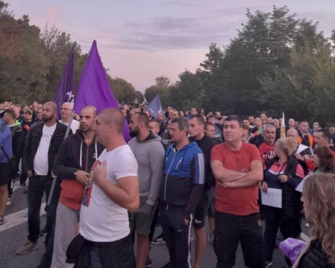 България въстана! Русе се надигна. Сливен блокира пътни артерии. Стара Загора не пада дни!