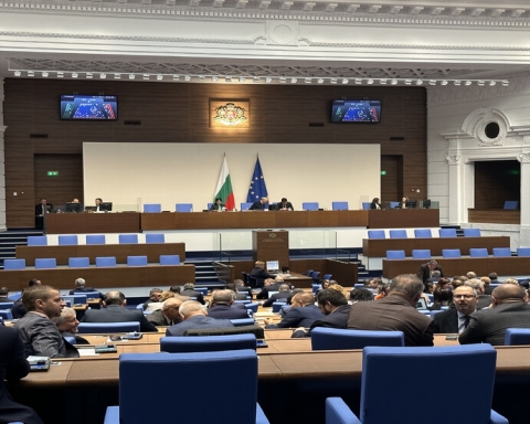 В парламента СПАСЯВАТ „Булгартрансгаз“ от неграмотната власт в България, тоест от собствените си решения