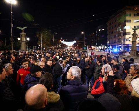 Политици и граждани на протест срещу махането на ПСА, блокираха Орлов мост (снимки)