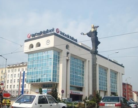 Скандален случай на блокирана спестовна сметка с 5 хиляди в Уникредит Булбанк на родила с бебе на ръце, оставена без пари за храна и вода!