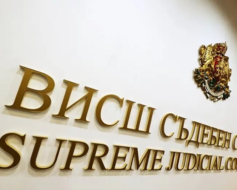 В Софийската градска прокуратура се води разследване за намеса на бившия административен ръководител на Софийската районна прокуратура Невена Зартова в работата на подчинените й прокурори по конкретни дела. Това стана ясно при изслушването в прокурорската колегия на четиримата бивши заместници на Зартова. Прокурор Мима Куцкова заяви, че е виждала Мартин Божанов - Нотариуса да влиза и излиза от кабинета на Невена Зартова. Единствена Мима Куцкова от бившите заместници на Невена Зартова е познавала Мартин Божанов приживе. Бил свидетел по разследване, наблюдавано от нея и тя го призовала на разпит, като за целта му се обадила по телефона в началото на 2022 г. "Разпитът траеше около половин час. Изпратих Мартин Божанов, тъй като той няма свободен достъп до нашите кабинети. Това ми беше единствената среща с него по повод на това дело", обясни Мима Куцкова, прокурор в Софийската районна прокуратура. По разследването Куцкова е повдигнала обвинение, а адвокатът на обвиняемия подал сигнал срещу нея в ГДБОП. "И ми беше извършена проверка в КПКОНПИ, като основният въпрос беше защо съм звъняла на телефона на Мартин Божанов", каза още Мима Куцкова, прокурор в Софийската районна прокуратура. Куцкова твърди, че след разпита на Божанов, отново го срещала на етажа, където е ръководството на районната прокуратура. "Два пъти, на осмия етаж, единият път влизайки в кабинета на г-жа Зартова, вторият път - излизайки от кабинета на г-жа Зартова", каза Мима Куцкова, прокурор в Софийската районна прокуратура. Друг от бившите заместници разказа, че е виждал на същия етаж и адвокат Велимир Атанасов. "Виждал съм го г-н Атанасов няколко пъти, може би два или три пъти преди година последно, да влиза и да излиза съответно от кабинета на районния прокурор, прокурор Зартова", заяви Иван Стефанов, прокурор в Софийската районна прокуратура. Борислав Георгиев, който освен заместник на Зартова е бил и наблюдаващ прокурор по разследването срещу гръцките бизнесмени, обясни, че образувал наказателното производство след проверка на подадена срещу тях жалба за изнудване. "По конкретното дело никой не ми е влиял, никой не ми се е обаждал, никой не е искал нещо от мен и съответно ме е карал да направя. Адвокат Велимир Атанасов го познавам като адвокат. С него други дела нямам, никога не съм се виждал с него. Комуникацията ми е само по конкретното дело", подчерта Борислав Георгиев, прокурор в Софийската районна прокуратура. Пред прокурорската колегия се яви и един от адвокатите на гръцките бизнесмени - Александър Червеняков. Те твърдяха, че той е получил обаждане от предшественика на Зартова - Радослав Димов. "Прокурор Димов не ми се е обаждал. Обади ми се човек, който се представи от негово име. Тъй като аз познавам прокурор Димов и си имаме телефоните, аз директно отговорих на въпросния човек, ако има нещо прокурор Димов, нека ми се обади. В последствие обаждане не последва", каза Алексдандър Червеняков, адвокат. Червеняков твърди, че разказал това на клиенти си и ги посъветвал, ако някой друг им се обади с подобно предложение да го игнорират.