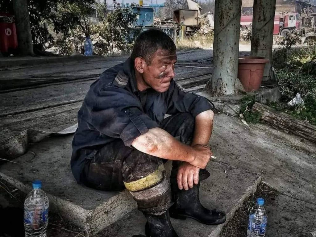 След часове борба с огнена стихия: Тази снимка на бургаски пожарникар впечатли мрежата
