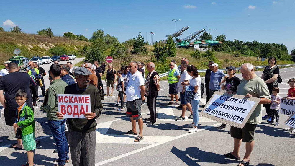 България в XXI в.: Започнаха пътни блокади и протести с плакати “Искаме вода”