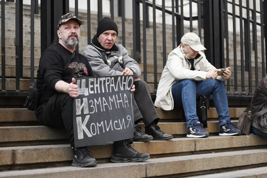 Как така системата е едновременно легитимна и права да касира парламентарни избори, но купена и без право да касира местни такива?