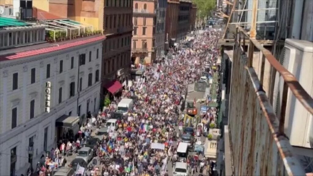 100 000 на протест в Рим срещу плана на ЕК за превъоръжаване / ВИДЕО