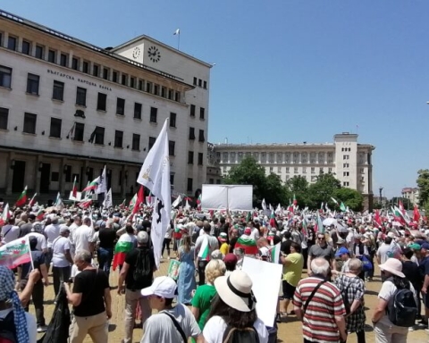 София. Неделя, 12:30. Препълненият площад отново казва НЕ на еврото. Протести и в други градове на страната / ВИДЕО