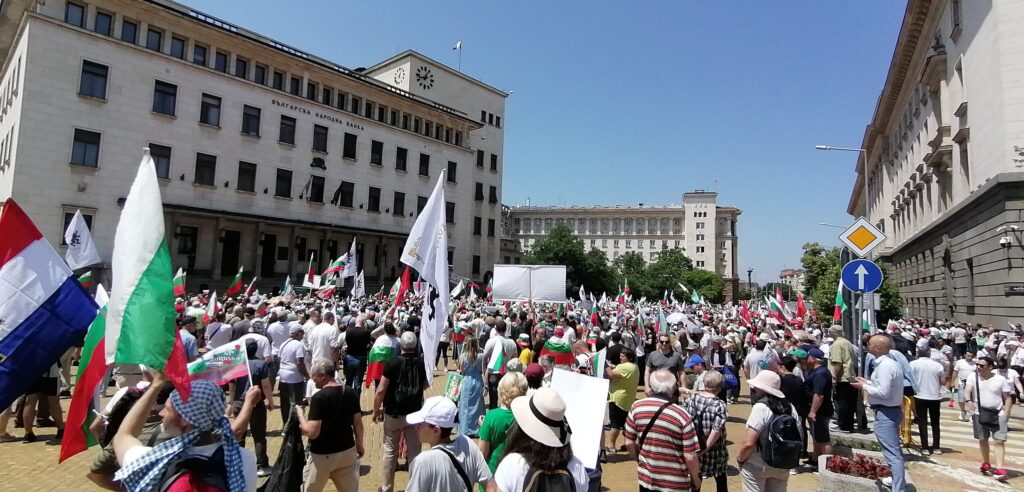 София. Неделя, 12:30. Препълненият площад отново казва НЕ на еврото. Протести и в други градове на страната / ВИДЕО