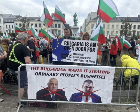 Стотици българи на протест пред ЕП казаха „Не на мафията, за българския лев“!