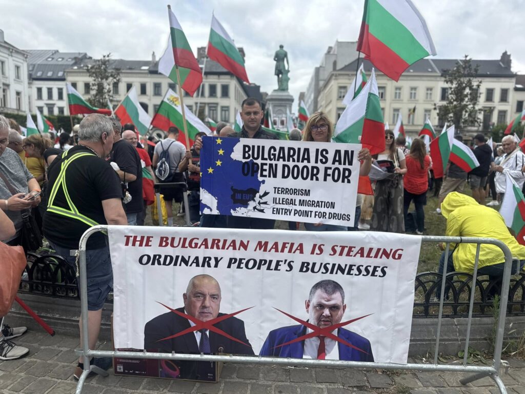 Стотици българи на протест пред ЕП казаха „Не на мафията, за българския лев“!