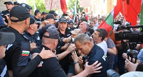 Протестиращите скандират „оставка“, „не на еврото“ и „мафия“ пред НС