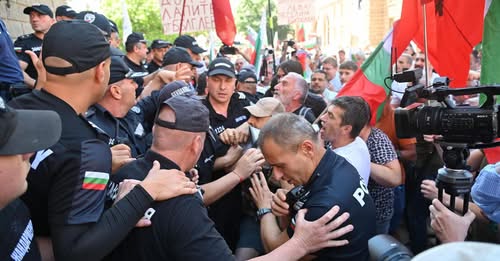 Протестиращите скандират „оставка“, „не на еврото“ и „мафия“ пред НС