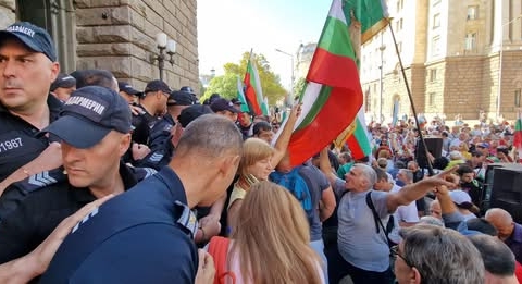 Протестиращи опитаха да нахлуят в сградата на НС, кордон от полицаи ги спря