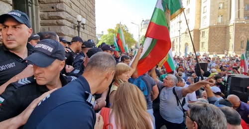 Протестиращи опитаха да нахлуят в сградата на НС, кордон от полицаи ги спря