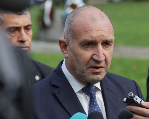 Радев за плана на Тръмп: Преговорите са единствената възможност да млъкнат оръжията. Коалиция „Магнитски“ бърка в джоба на българите и налива пари в Украйна