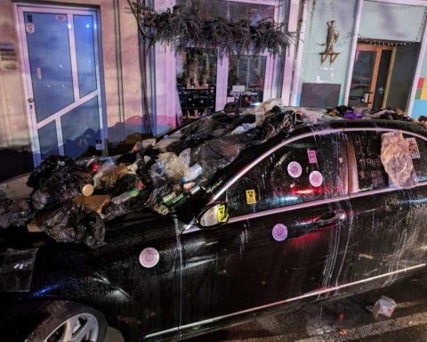 Протестиращи потрошиха министерски „Мерцедес“, още не е ясен броя на задържаните след снощните погроми