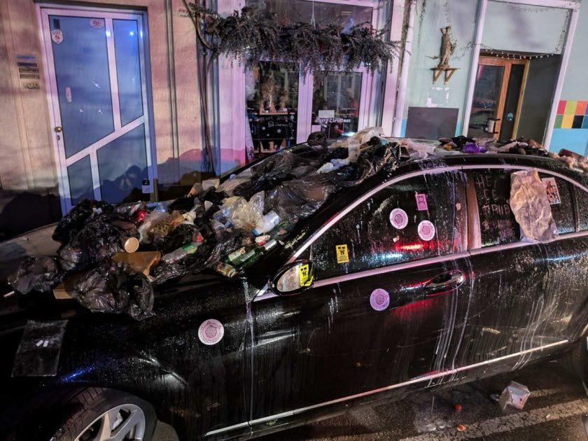 Протестиращи потрошиха министерски „Мерцедес“, още не е ясен броя на задържаните след снощните погроми