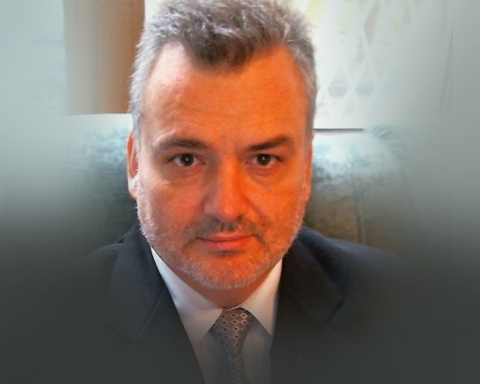 Жал ви е за бедстващите пенсионери? И на мен ми е жал…за много от тях. Но все пак, я ги питайте – тия днешните бедстващи – колко от тях през 1989-1990-1991 крещяха по площадите „45 години стигат!“. Питайте ги – не бяха ли те, които пълниха в качеството им на масовка залите и площадите с плакати „Времето е наше!“ през 1992-1994? Дали не скачаха през зимата 1996-97 срещу Жан Виденов с „Кой не скача е червен!“. Дали те същите, мнозинството от тях не се подмокряха пред Негово Нищожество Мадридския Шмекер, защото „щял да ни оправи (ама за 800 дни)“? И дори дали една значителна част от тях не се радваха като малки деца през 2009 (че и годините преди това) на Баце? Питайте ги, за кого са гласували на последните 3-4 избора. Убеден съм, че над 80% от тях ще ви кажат ГЕРБ/БСП. И кой тогава им е виновен? Тоест – за колониалния статус, за колониалното подчинено положение на България, и за туземното си бедстващо положение. Кой ни е виновен, българи?! Че не искаме да видим, проумеем и разберем прости, елементарни, възпроизводими и постоянно повтарящи се през няколко години във времето неща?! Че ги избираме, харесваме, търпим точно такива, които ни предават, ограбват, убиват, унижават, и прокуждат? Които ни дресират да си дресираме децата да напуснат България веднага след 18-23 години?! Кой ни е виновен? Мълчите гръмогласно… Разбрах, нямам повече въпроси за клишето „народа е мъдър, той знае, него не можеш да го излъжеш“. Когато узреете за НОД и срещу колониалния капитализъм, тогава се обадете… Дотогава си го заслужавате. Пламен Пасков