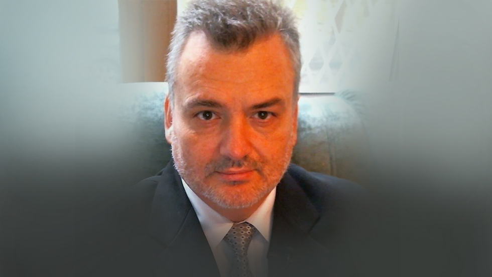 Жал ви е за бедстващите пенсионери? И на мен ми е жал…за много от тях. Но все пак, я ги питайте – тия днешните бедстващи – колко от тях през 1989-1990-1991 крещяха по площадите „45 години стигат!“. Питайте ги – не бяха ли те, които пълниха в качеството им на масовка залите и площадите с плакати „Времето е наше!“ през 1992-1994? Дали не скачаха през зимата 1996-97 срещу Жан Виденов с „Кой не скача е червен!“. Дали те същите, мнозинството от тях не се подмокряха пред Негово Нищожество Мадридския Шмекер, защото „щял да ни оправи (ама за 800 дни)“? И дори дали една значителна част от тях не се радваха като малки деца през 2009 (че и годините преди това) на Баце? Питайте ги, за кого са гласували на последните 3-4 избора. Убеден съм, че над 80% от тях ще ви кажат ГЕРБ/БСП. И кой тогава им е виновен? Тоест – за колониалния статус, за колониалното подчинено положение на България, и за туземното си бедстващо положение. Кой ни е виновен, българи?! Че не искаме да видим, проумеем и разберем прости, елементарни, възпроизводими и постоянно повтарящи се през няколко години във времето неща?! Че ги избираме, харесваме, търпим точно такива, които ни предават, ограбват, убиват, унижават, и прокуждат? Които ни дресират да си дресираме децата да напуснат България веднага след 18-23 години?! Кой ни е виновен? Мълчите гръмогласно… Разбрах, нямам повече въпроси за клишето „народа е мъдър, той знае, него не можеш да го излъжеш“. Когато узреете за НОД и срещу колониалния капитализъм, тогава се обадете… Дотогава си го заслужавате.  Пламен Пасков