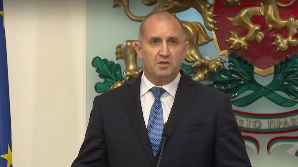 Радев: Решението за приемането на еврото е стратегически избор в спорен момент