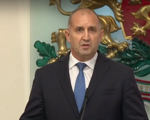 Радев: Решението за приемането на еврото е стратегически избор в спорен момент