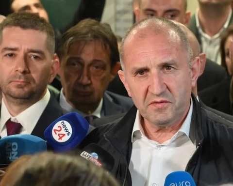 Ройтерс: Изборите в България печели евроскептик и бивш военен пилот, който е против военната помощ за Украйна